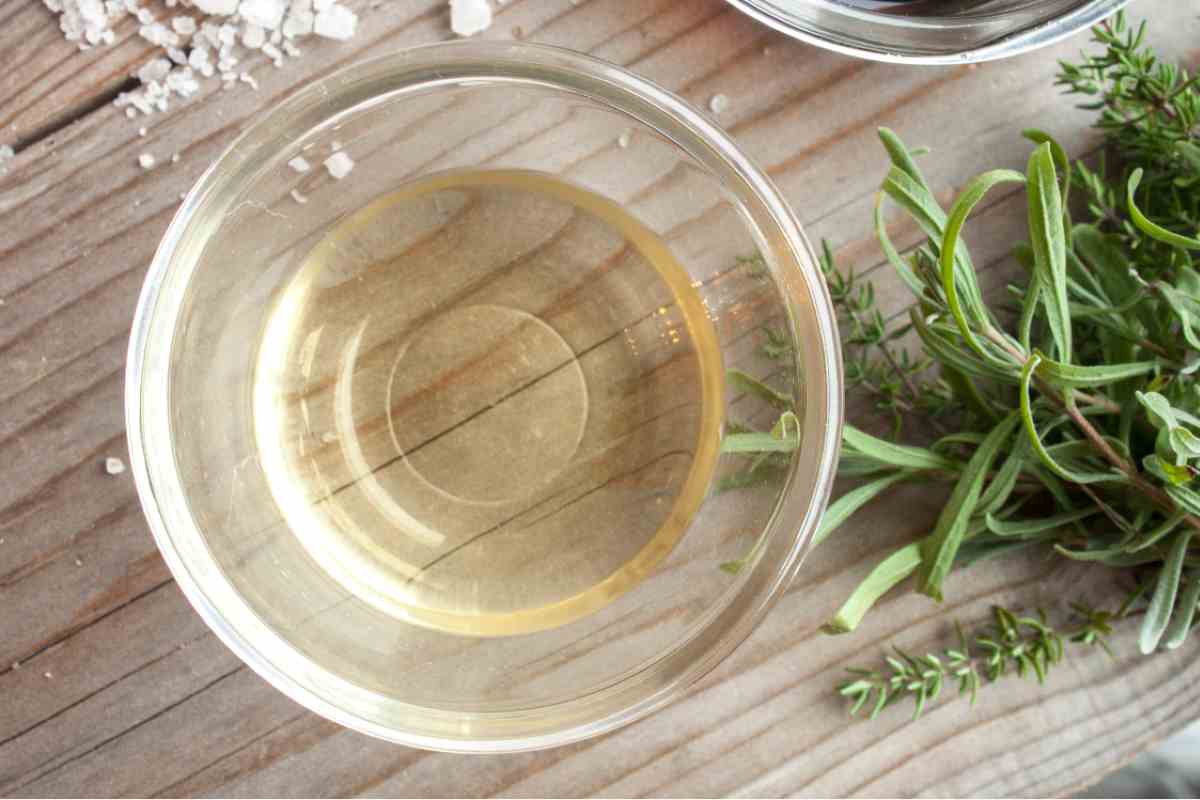 L'antico trucco delle nonne per finestre sempre pulite: basta un ingrediente da cucina 2 Aceto bianco