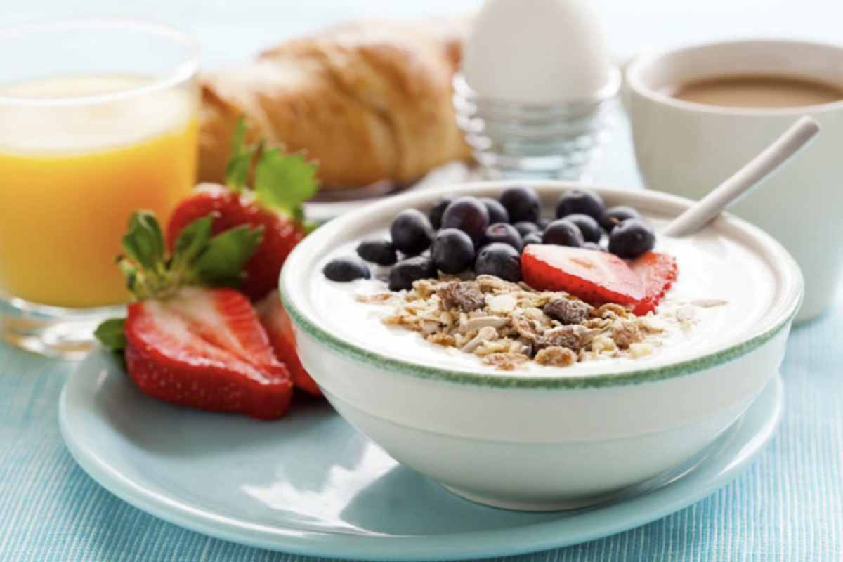 L'annuncio di Harvard: mangi questo a colazione e allunghi di molto la tua vita 2 Nonostante l’entusiasmo per i potenziali benefici di posticipare la colazione, la comunità scientifica invita alla cautela e sottolinea l’importanza