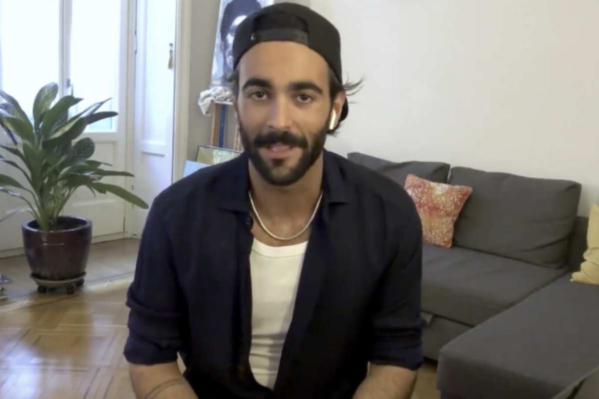 Dove vive Marco Mengoni: la super casa del cantante 2 Il pianoforte in casa Mengoni non è un semplice oggetto di arredamento, ma un vero e proprio compagno di viaggio nel percorso