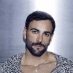 Il cantante, originario di Ronciglione, ha scelto di vivere in una casa che è molto più di un semplice spazio abitativo: è un vero e proprio santuario