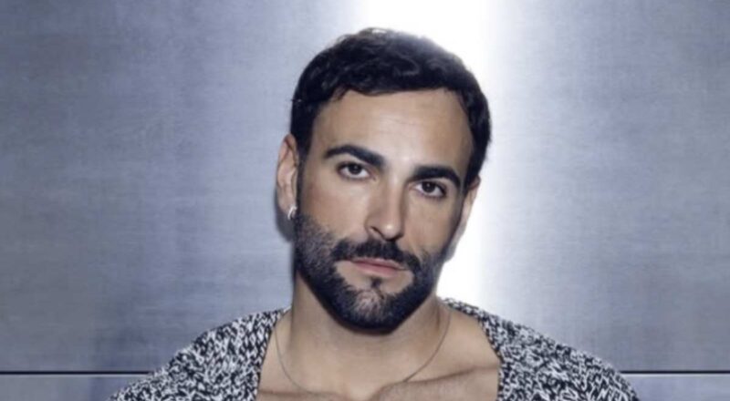 Il cantante, originario di Ronciglione, ha scelto di vivere in una casa che è molto più di un semplice spazio abitativo: è un vero e proprio santuario