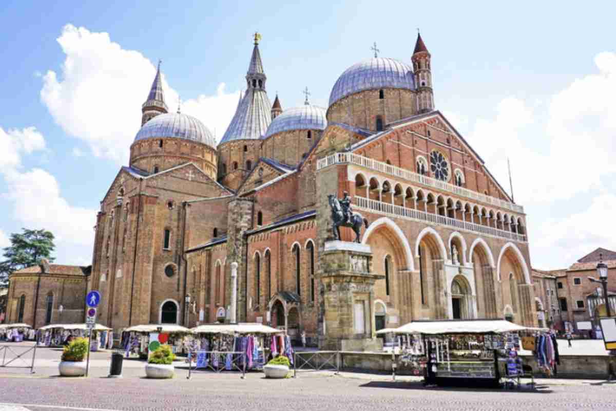 Sono queste le città più educate di Italia: la classifica impensabile 2 Lo studio di Preply ha considerato dodici atteggiamenti quotidiani che riflettono la buona o cattiva educazione: