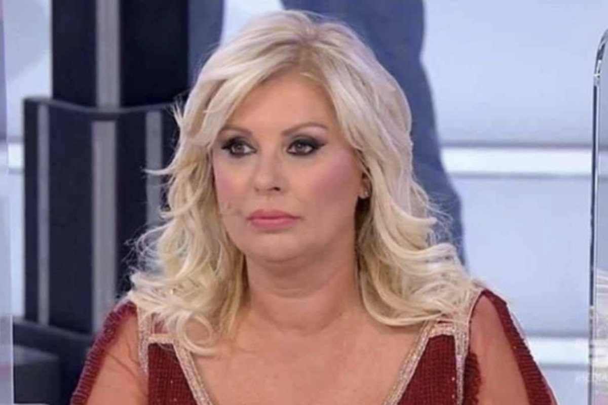 Gli stipendi (assurdi) di Tina Cipollari e Gianni Sperti 2 Tina Cipollari, nata a Viterbo nel 1965, ha iniziato la sua carriera televisiva nel 2001 come corteggiatrice e tronista di Uomini e Donne,