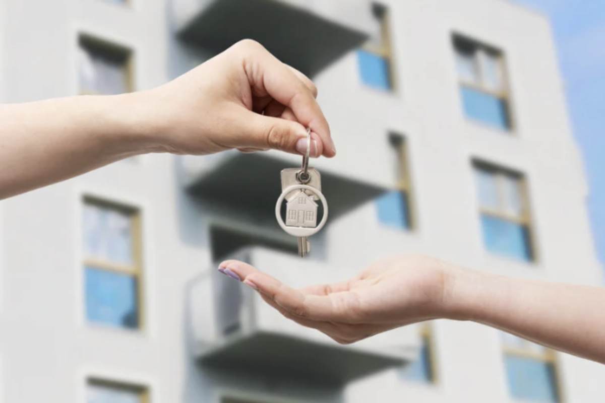 In questo scenario, la ricerca di soluzioni abitative più accessibili spinge molti a orientarsi verso l’affitto, una formula più flessibile che consente